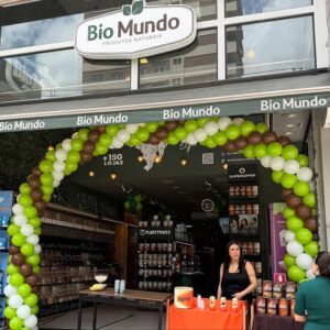 Fachada da loja Bio Mundo com arco de balões verdes na entrada.
